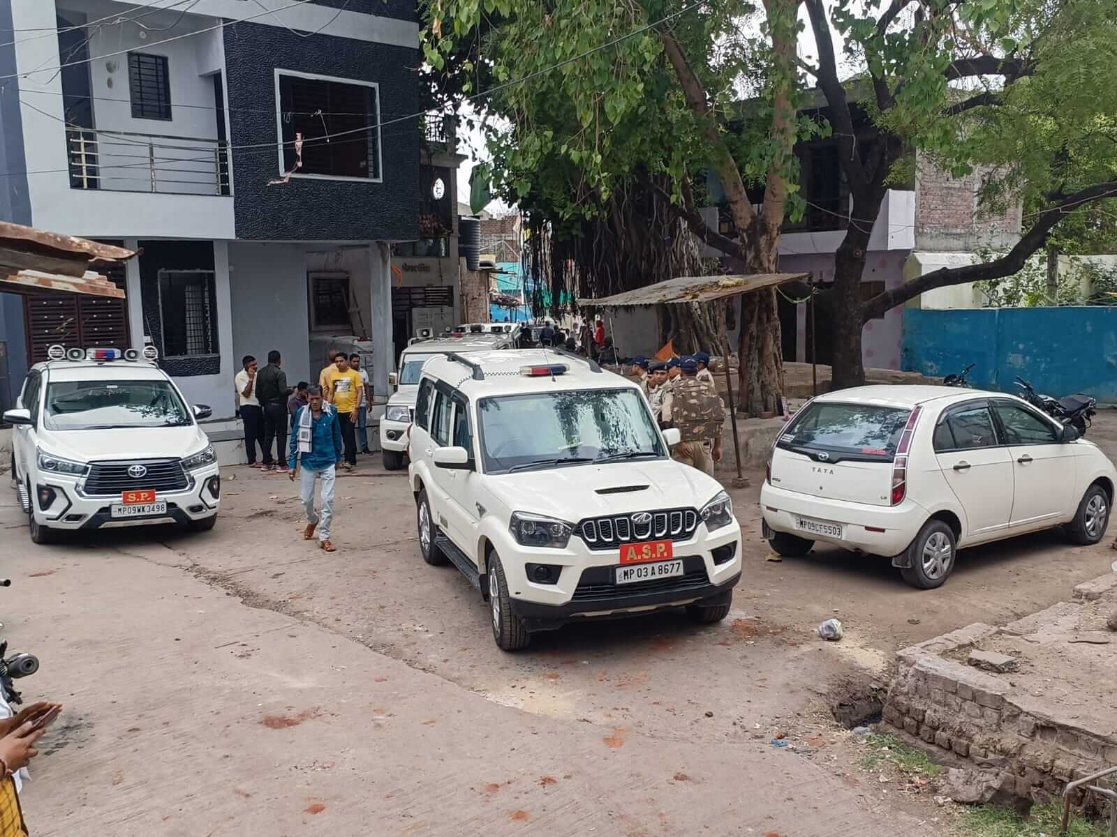 Four people injured in stone pelting after a dispute between two parties