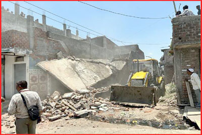 Houses of six criminals demolished, police played drums in front of the house