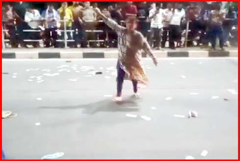 Woman showered 500 notes in front of the police station!!