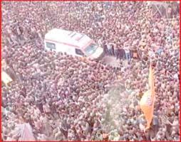 Amidst the hustle and bustle of Rangpanchami, a crowd of lakhs of people gave way to the ambulance.