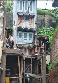 Municipal staff arrived to demolish illegal construction