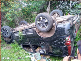 Illegal liquor supply from the vehicle of an influential leader, case registered after the vehicle overturned