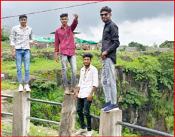 Tourists forgetting death in the pursuit of fun, reach danger zone in pursuit of selfie