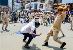 SDM sahab was also beaten up during the lathicharge on the people protesting in Bharat Bandh