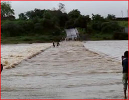 Father and son were swept away by the strong currents while crossing the river, brave youths saved them risking their lives