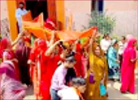 Baba Mitra Mandal took out a huge Chunari Yatra
