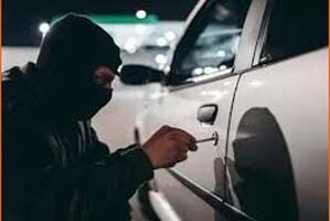 अवैध गाड़ी सीजारो का आतंक पर्यटन नगरी से उठे गाड़ी। थार जिले में लगातार अवैध सीजन वालों का आतंक बढ़ता ही जा रहा है यह लोग बगैर किसी सूचना के गाड़ी उठा लेते हैं जिससे कई वाहन मालिक परेशान होते हैं आखिरकार थक हार कर वह लोग थाने पहुंचते हैं जब थाने से पुलिस दबाव बनाती है तब पता चलता है की सीजन वाले गाड़ी उठा कर ले गए हैं जबकि नीम अनुसार जिस किसी भी थाना क्षेत्र से सीजर को गाड़ी उठानी होती है वहां पर कंपनी के द्वारा जारी लीटर की एक कॉपी थाने पर देकर सूचना दी जाती है कि यह गाड़ी किस्त बकाया होने के कारण शीश कर ली जा रही है लेकिन इसके विपरीत यह वेब सीजर अपने हाथों की कला दिखाते हुए गाड़ियों को उठा लेते हैं। Vehicle stolen from tourist city, tourists in fear