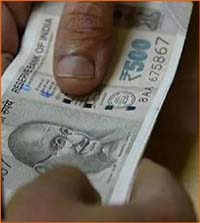 Constable caught red handed taking bribe of 30 thousand rupees