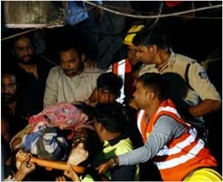 3-storey building collapses, one dead, rescue using Poclain machines