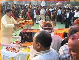 Inspector martyr Ashish Sharma immersed in the five elements, CM gave shoulder, announced to make younger brother a sub-inspector.