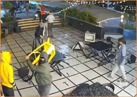 Attack in broad daylight, more than 20 masked miscreants vandalized the cafe.