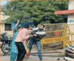 ASI husband caught red-handed, beaten up in the police station itself