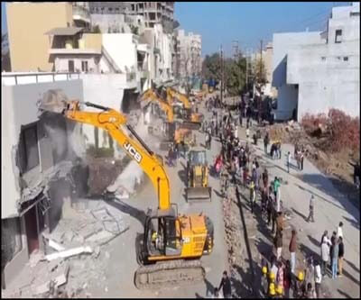 40 houses were demolished in 4 hours; a large police force was deployed.