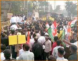 Politics heats up over contaminated water; demand for the minister's resignation intensifies.