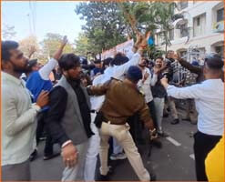 Political turmoil: BJP and Congress face-to-face stone pelting