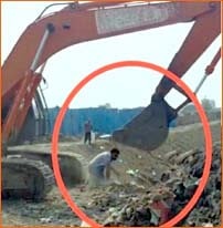 नशे में धुत पोकलेन ड्राइवर ने सेफ्टी इंजीनियर पर किया हमला